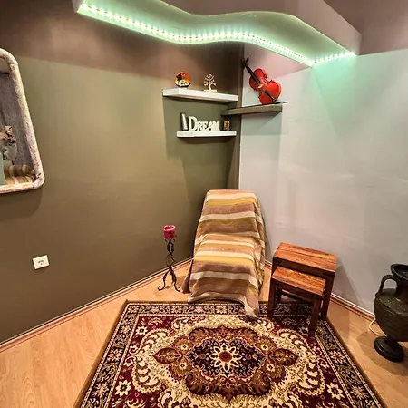 Nirvana Apartment Quiet Stay With Free Parking & Airport Access-2
